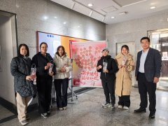 教职工们正在工会工做人员的指导下领取属于本